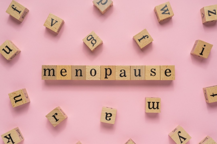 słowo menopauza na drewnianych klockach